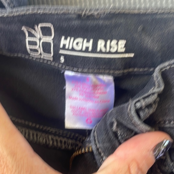 No boundaries size 5 black jean capris - Picture 1 of 3